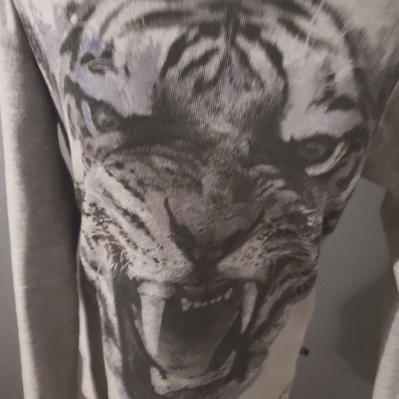 Long sleeved Crop Top sweatshirt w/ Tiger sz Medium Color Grey/Black Gently used - Picture 7 of 7